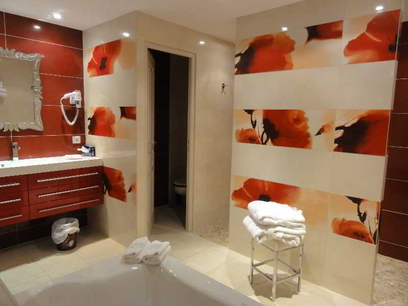 Hotel Restaurant Les Coquelicots, The Originals Relais Saint-Pardoux-l'Ortigier Екстер'єр фото